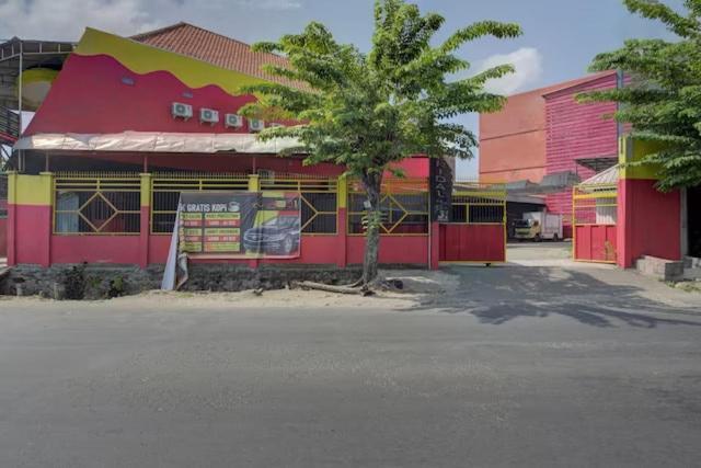 Super Oyo Capital O 3198 Sukomanunggal Inn Surabaya Kültér fotó