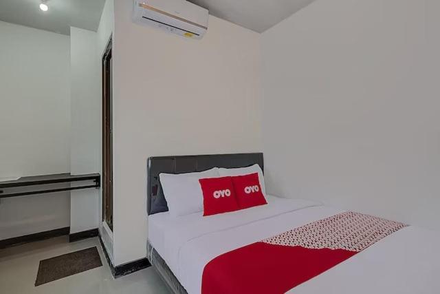 Super Oyo Capital O 3198 Sukomanunggal Inn Surabaya Kültér fotó