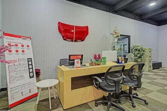 Super Oyo Capital O 3198 Sukomanunggal Inn Surabaya Kültér fotó